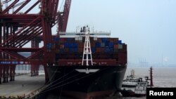 停靠在中国浙江省舟山港的一艘货轮。（2016年2月14日）