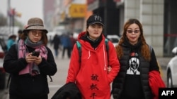 被拘留维权律师王全璋的妻子李文足（中）和维权律师李和平的妻子王峭岭等人2018年4月5日在北京郊区行走(资料照片)
