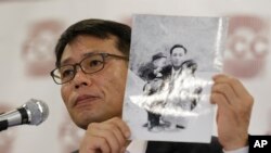 1969년 북한의 대한항공 납치 피해자 황원 씨의 아들인 황인철 씨가 지난해 5월 서울 외신클럽 기자회견에서 어린 시절 아버지와 찍은 사진을 들어 보이며, 아버지의 송환을 위한 국제사회의 관심을 촉구했다.