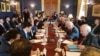美国国会众议员Bill Pascrell的办公室提供的照片上，他和其他议员们与中国代表团讨论美中贸易（2018年5月）。