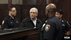 Strauss-Khan compareció ante la jueza de Manhattan, mientras en Europa comienzan a hablar de su salida del FMI.