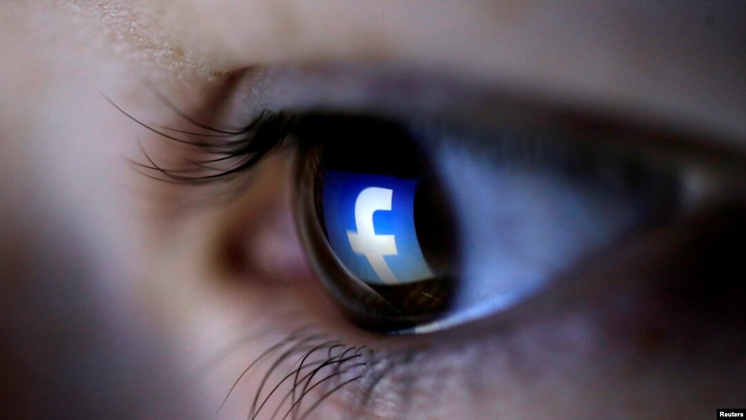 Una ilustración en la imagen muestra un logotipo de Facebook reflejado en el ojo de una persona, en Zenica, Bosnia. 