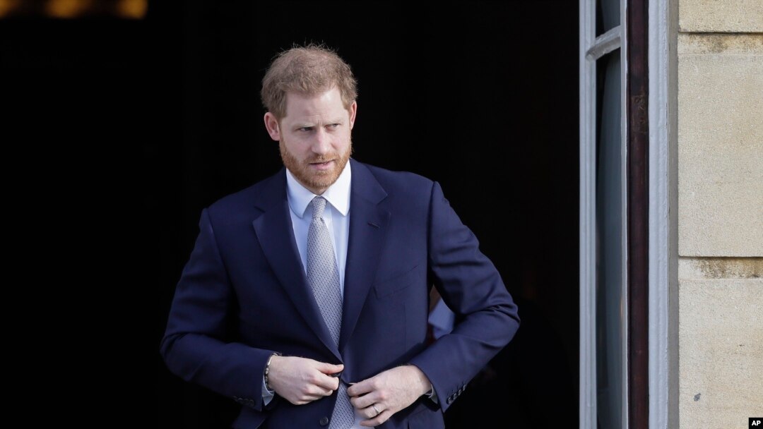 El príncipe Harry de Gran Bretaña llega a los jardines del Palacio de Buckingham en Londres, el 16 de enero de 2020.