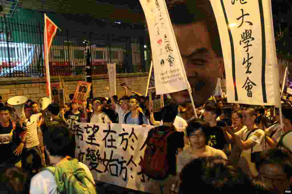 学联发起抗议梁振英拒绝对话公民抗命游行和留守礼宾府（美国之音图片/海彦拍摄）
