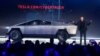 2019年11月21日马斯克于在加利福尼亚州特斯拉设计工作室介绍Cybertruck。