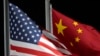 美国国旗（前）和中国国旗。