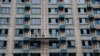 一名工人在北京一处住宅建筑工地上工作。(2023年9月6日)