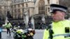 袭击事件发生后，警察守卫在伦敦议会大楼外