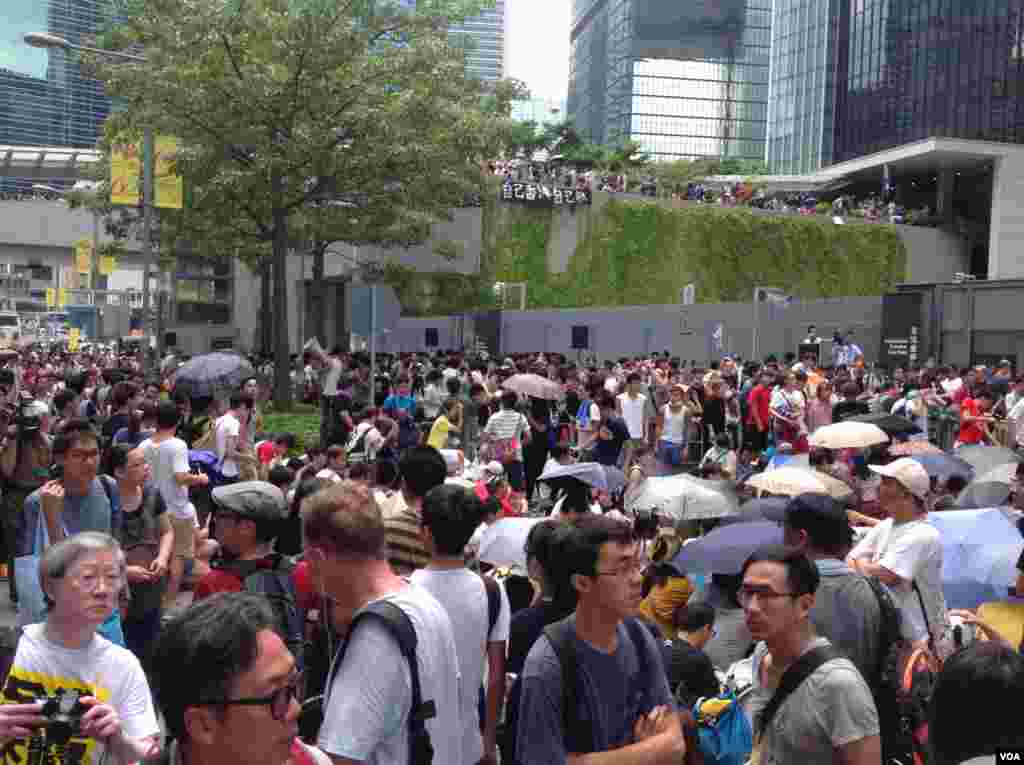 数千香港市民云集政府总部声援被困公民广场学生（美国之音图片／海彦拍摄）