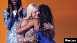 Beyonce eachimbundirana nemwanasikana wake Blue Ivy Carter.