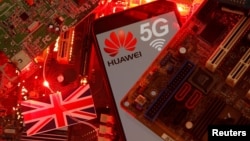 在一块电脑母版上的英国国旗和有着华为与5G网络标识的手机。（2020年1月29日）