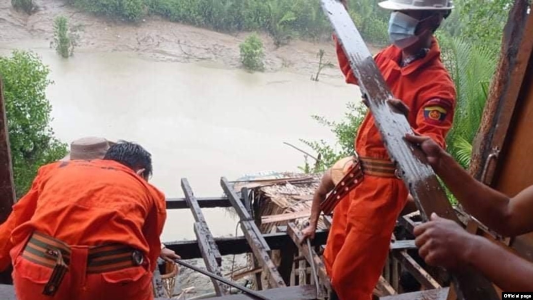 မွန်ပြည်နယ် မုဒုံမြို့နယ် ကတုံပေါ်ကျေးရွာမှာ တူးမြောင်း ရေတိုက်စားပြီး ပေ ၆၀ လောက် ကမ်းပါးပြိုကျ (ဓါတ်ပုံ-Myanmar Fire Services Department)