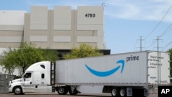 Archivo - Las ventas en línea de Amazon.com representan una dura competencia para minoristas estadounidenses.