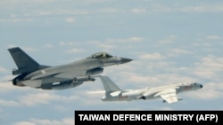 台湾国防部2018年5月公布的台军一架F-16战机升空应对进入台湾空域的中国解放军一架H-6K轰炸机的照片。