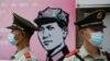 武警在人民大会堂以南大街上已故中产领导人毛泽东的海报前站岗。