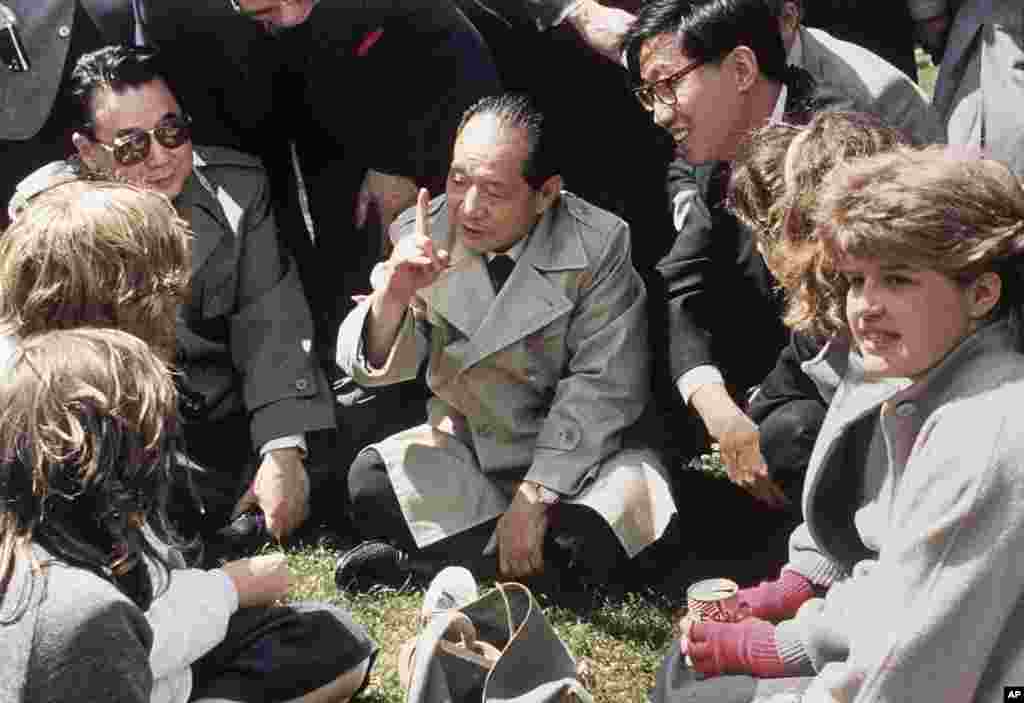 1986年6月10日，中国共产党领导人胡耀邦在英国莎士比亚的出生地同英国女学生坐在草地上交谈，他询问女生对中国的了解。胡耀邦访问英国，没有像华国锋那样到伦敦海格特公墓拜谒马克思，在高层引起争议。 从公开报道上看，中国领导人里，只有华国锋和江泽民拜谒过马克思墓。作者关岭在2015年10月写道：&ldquo;其他访问英国的中共领导人，包括赵紫阳(1985年)、胡耀邦(1986年)、朱镕基（1992年、1998年）、胡锦涛(2001年、2005年、2009年)、李瑞环（2002年）、温家宝(2004年、2006年、2009年、2011年)、贾庆林（2006年）、李克强（2011年、2014年）、李长春（2012年）等人，在互联网上都查不到他们访英期间曾拜谒马克思墓的报道。&rdquo;后来，习近平访问英国，至少从公开报道上看，也没有拜谒马克思墓的消息。