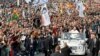 El Papa Francisco saluda a la feligresía congregada en el santuario de Nuestra Señora de Fátima, en Fátima, Portugal, la mañana de este sábado 5 de agosto.