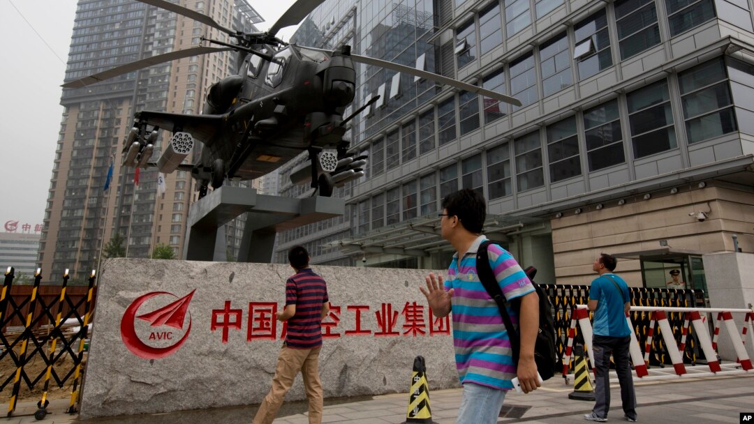 行人從中國航天工業集團的北京辦公樓外走過。（資料照）