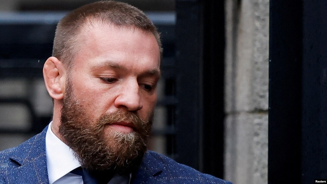 ARCHIVO - El luchador de artes marciales mixtas Conor McGregor llega a la corte, en Dublin, Irlanda, el 19 de noviembre de 2024.