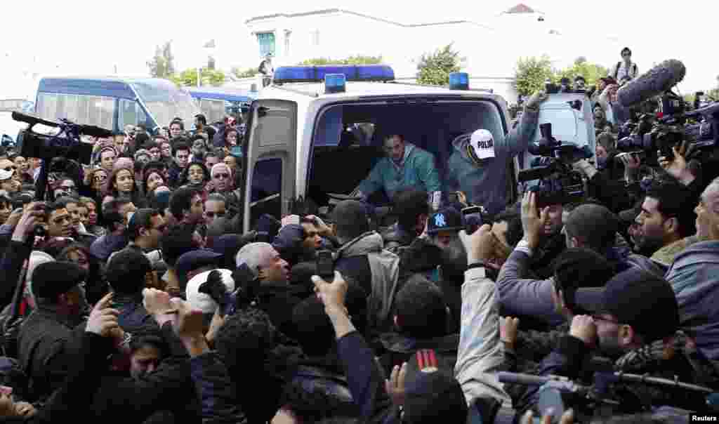 著名的突尼斯反对派政治活动人士贝莱德2013年2月6日在突尼斯被枪杀之后，被抬上救护车。