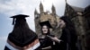 澳大利亚悉尼大学的学生参加毕业典礼。（2020年4月22日）