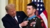 El presidente de Estados Unidos, Donald Trump, presenta la Medalla de Honor en la Casa Blanca al soldado Thomas Payne el 11 de septiembre del 2020. 