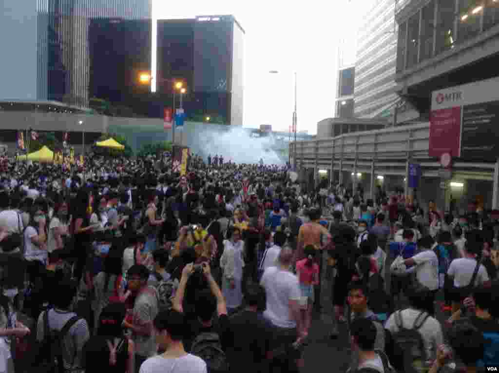 港人声援占中抗拒警方封锁中环金钟多处瘫痪（美国之音海彦拍摄） 