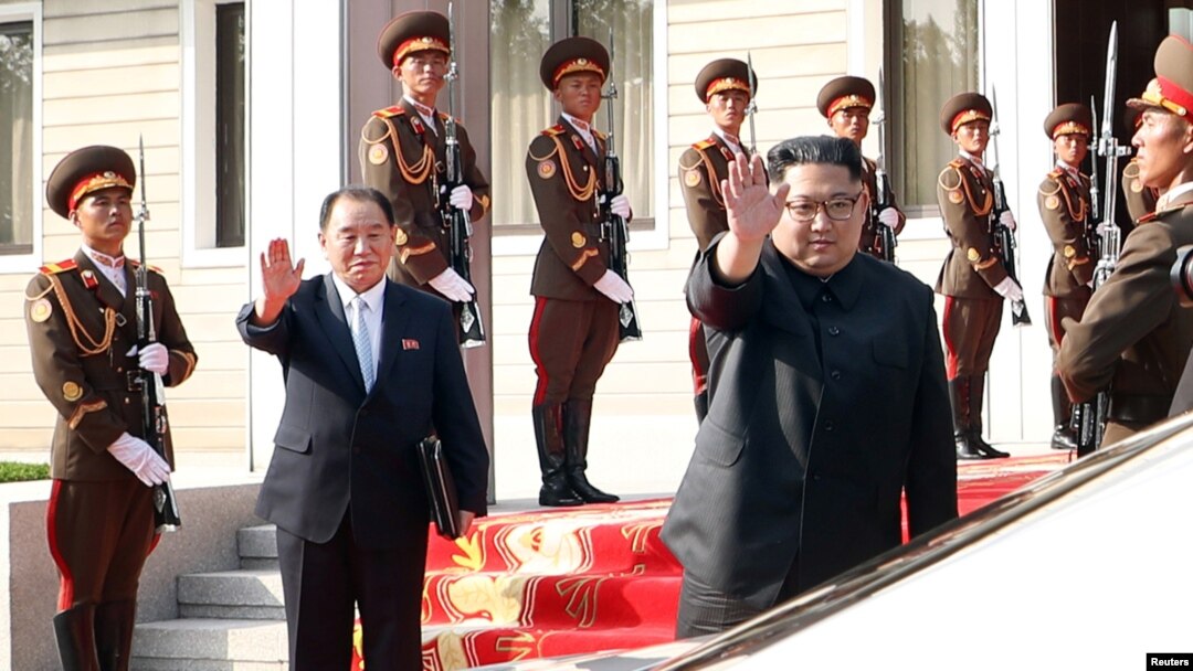 北韓領導人金正恩在第二次南北韓峰會後向南韓總統文在寅揮手道別