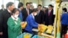 韩国议会的一个代表团10月30日参观开城工业园区的一家工厂