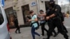 7月28日白俄罗斯军警在明斯克拘捕记者（资料照 路透社提供）