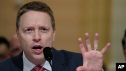 在特朗普政府担任副国家安全顾问博明(Matthew Pottinger)在美国国会众议院中国特设委员会举行的听证会上作证。（资料照片，2023年2月28日）