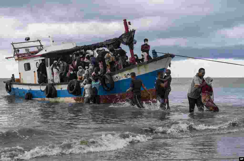 Local fisherman help Rohingya people as they arrive on Lancok Beach, North Aceh, Indonesia. Fishermen discovered dozens of the hungry, weak Rohingya Muslims on the wooden boat adrift off Indonesia&#39;s northernmost province of Aceh late Monday, an official said.&nbsp;