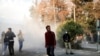 德黑兰大学的学生星期六参加抗议示威防爆警察投掷烟雾弹