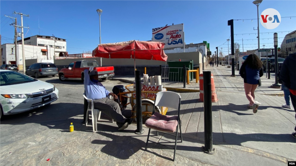 Vendedor ambulante descansa y se resguarda del sol en Ciudad Ju&#225;rez. 
