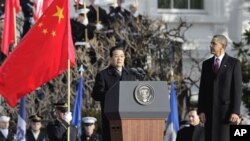 奥巴马和胡锦涛在白宫举行的欢迎仪式上