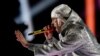 Bad Bunny actúa durante el show de medio tiempo de la Super Bowl, el 2 de febrero del 2020. 