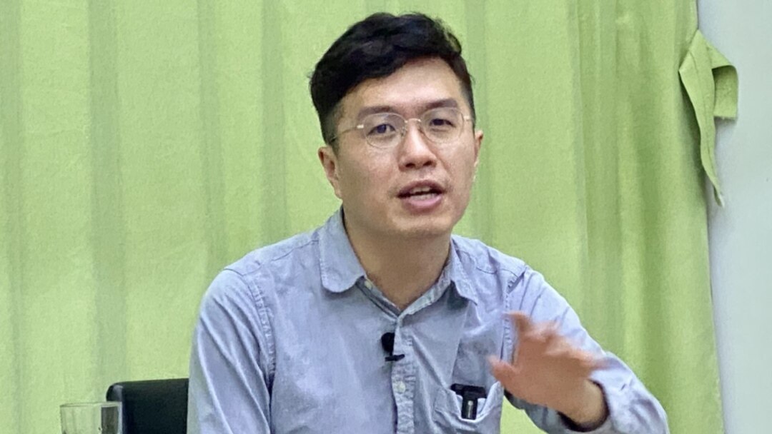 香港民主派前立法會議員區諾軒表示，警方1-06大搜捕以涉嫌顛覆國家政權罪拘捕他感到荒謬 。 (攝影：美國之音湯慧芸）