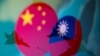 图片显示中国国旗和台湾旗帜与军机 