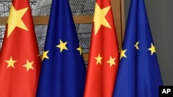 资料照片：欧盟旗帜和中国国旗。