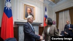 台湾总统蔡英文2018年11月12日在台湾总统府接见出席APEC组织会议的代表张忠谋（ 台湾总统府发布）