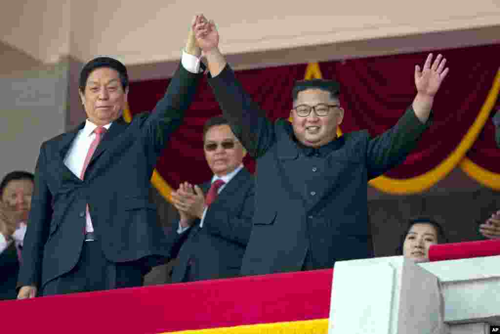 2018年9月9日，平壤庆祝朝鲜建国70周年的典礼上，朝鲜领导人金正恩（Kim Jong Un）与中国第三号领导人栗战书并肩举手，手指相扣。此前有关习近平会访问朝鲜的传闻没有成为现实， 栗战书作为习近平的特使出席。上一次访问朝鲜的中国最高领导人是胡锦涛（2005年）。有分析认为，如果习近平参加活动不仅会增加华盛顿对朝鲜半岛去核化缺乏进展的忧虑，也会让已经紧张的贸易关系进一步恶化。 唯一出席朝鲜这次庆祝活动的外国元首是毛里塔尼亚总统阿齐兹。 &nbsp;