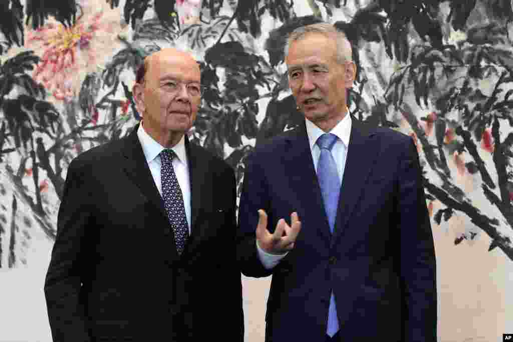 美国商务部长罗斯与中国副总理刘鹤在北京钓鱼台国宾馆会谈后合影（2018年6月3日）。