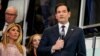 El recién confirmado Secretario de Estado de EEUU, Marco Rubio, habla junto a su esposa, Jeanette Dousdebes Rubio, en el Departamento de Estado en Washington, el 21 de enero de 2025.