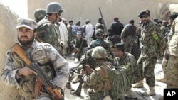 Lực lượng an ninh Afghanistan tại hiện trường sau vụ nổ súng nhắm vào đoàn đại biểu của các quan chức cao cấp Afghanistan tại quận Panjwai trong tỉnh Kandahar, phía nam thủ đô Kabul, ngày 13/3/2012