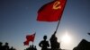 中国解放军军人在内蒙古朱日和训练基地准备参加阅兵，庆祝解放军建军90周年。中共党旗在前，国旗居中，军旗在后（2017年7月30日）