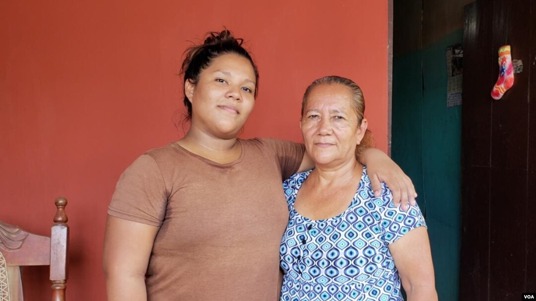 Katherin Martínez logró abrazar a su familia el jueves luego de pasar más de tres meses retenida en el sistema penitenciario de Nicaragua. Foto Daliana Ocaña/VOA.