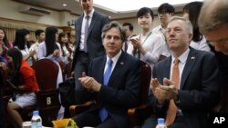 美国副国务卿布林肯（中）2016年4月21日访问越南的河内国家大学。
