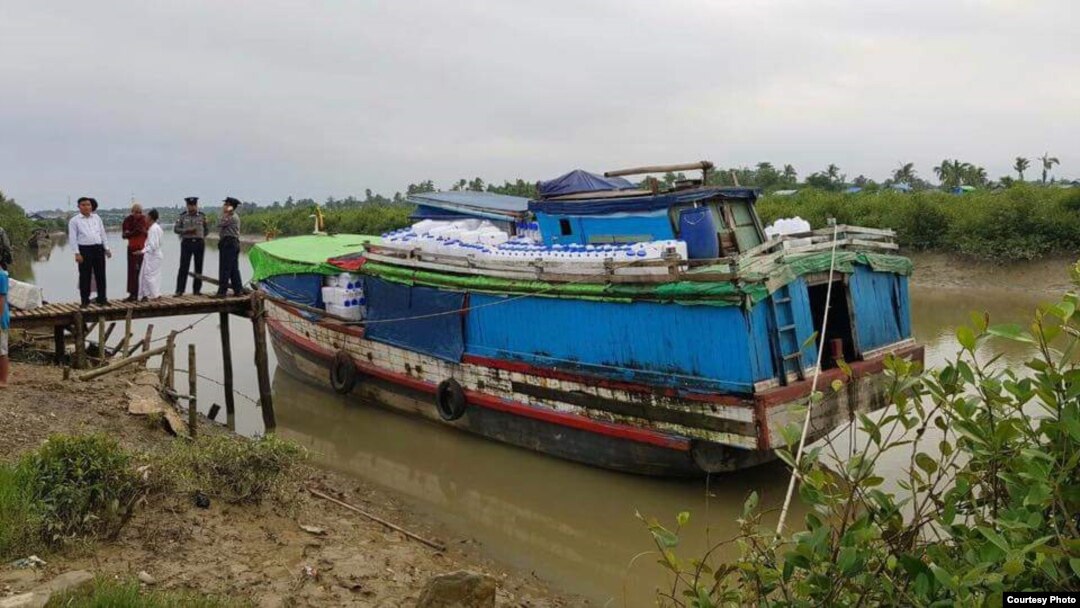 တိုက်ခိုက်ခံရတဲ့ ICRC စက်လှေ။ (ဓာတ်ပုံ - Infomation Committee) 