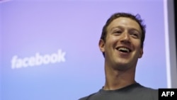 Mark Zuckerberg đã cập nhật tình trạng hôn nhân của mình trên Facebook từ 'Ðộc thân' sang 'Đã lập gia đình với Priscilla'.