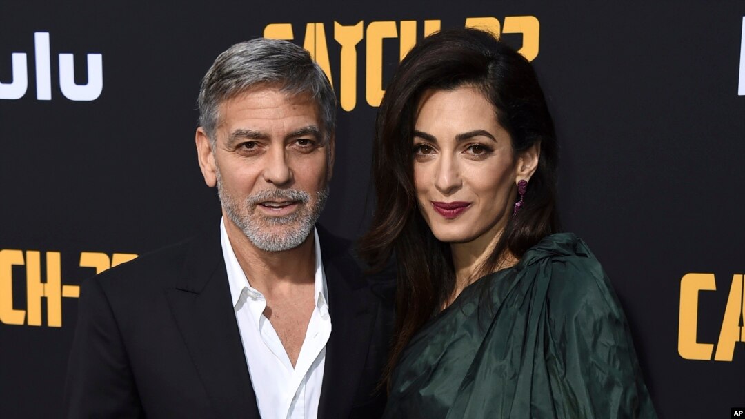George Clooney y su 'defensora' Amal Clooney en la premiere de "Catch-22" en el Teatro Chino. Los Angeles, California, 7/5/19. Jordan Strauss/Invision/AP.